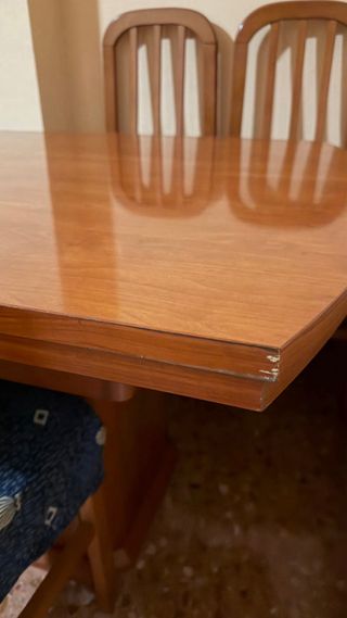 Mesa de comedor de madera