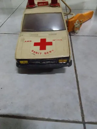 Coche de juguete ambulancia antiguo