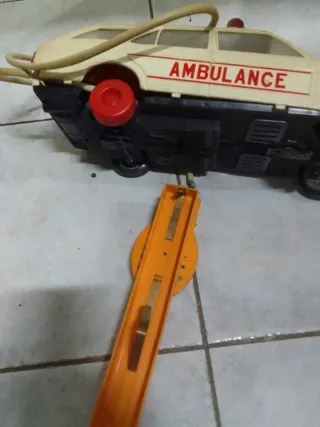 Coche de juguete ambulancia antiguo