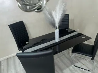 Mesa comedor y 4 sillas negras