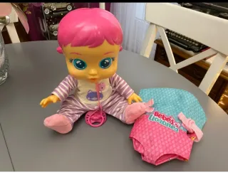 Muñeco llorón con portabebés