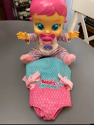 Muñeco llorón con portabebés