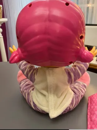 Muñeco llorón con portabebés