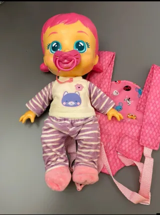 Muñeco llorón con portabebés