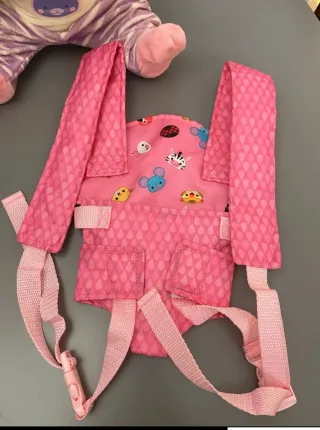 Muñeco llorón con portabebés