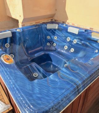 Vendo jacuzzi da 8 posti. Ideale per il giardino