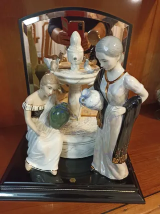 Figura de cerámica con fuente