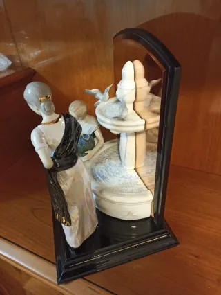 Figura de cerámica con fuente
