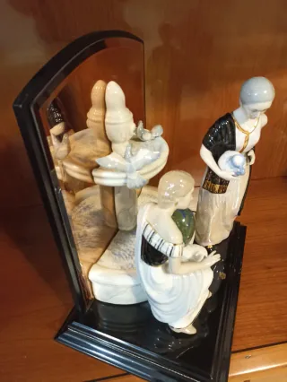 Figura de cerámica con fuente