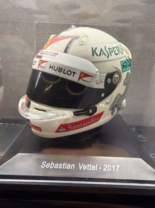 Casco Sebastian Vettel 2017 Ferrari 1:5