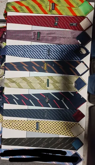 Pack de 9 corbatas de diferentes marcas y tejidos