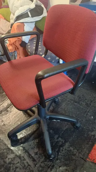 Silla de escritorio roja y negra