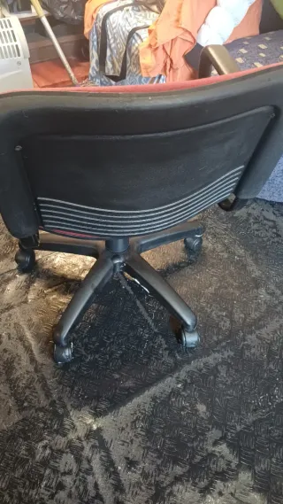 Silla de escritorio roja y negra