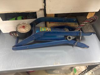 Inflador de pie azul con manómetro