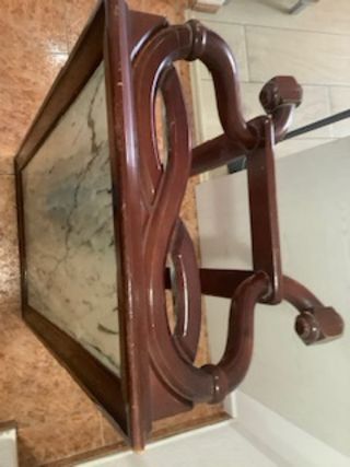 Mesa tallada con tapa de mármol