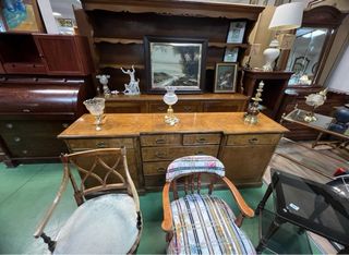 Mesa de comedor antigua de madera
