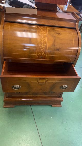 Mesa de comedor antigua de madera