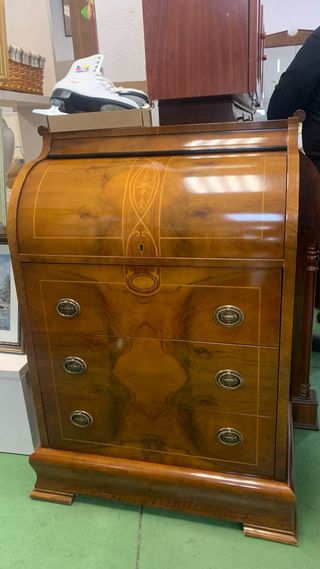Mesa de comedor antigua de madera