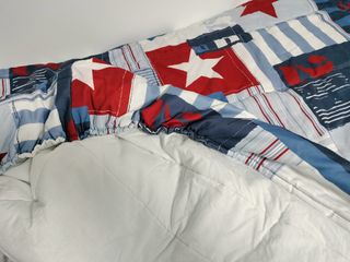 Edredón infantil azul y rojo con estrellas niño