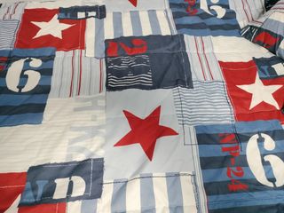Edredón infantil azul y rojo con estrellas niño