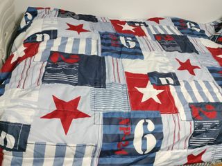 Edredón infantil azul y rojo con estrellas niño