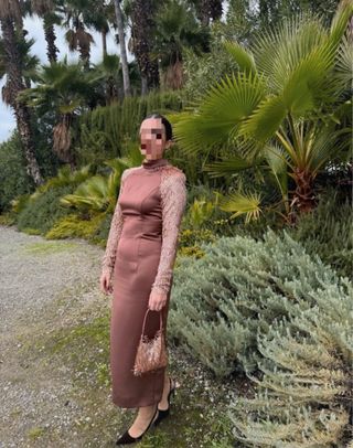 Vestido marrón invitada mangas fantasía