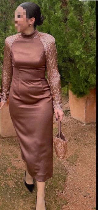 Vestido marrón invitada mangas fantasía