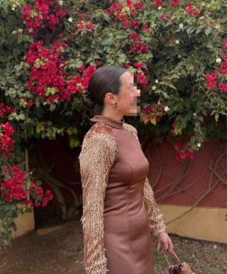 Vestido marrón invitada mangas fantasía