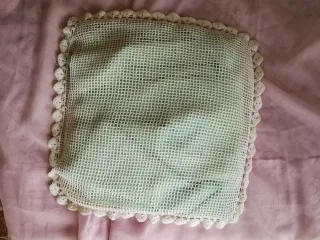 Cojín, funda, de ganchillo blanco