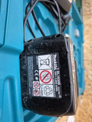 Taladro a batería Makita con cargador y batería.