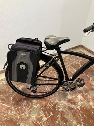Bicicleta BTWIN negra con cesta y alforja