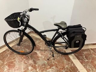 Bicicleta BTWIN negra con cesta y alforja