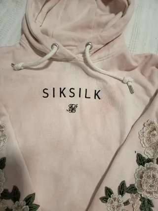 Sudadera rosa con bordado floral