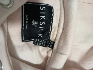 Sudadera rosa con bordado floral