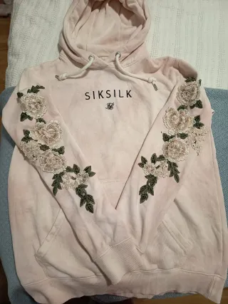 Sudadera rosa con bordado floral