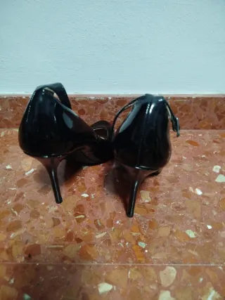 Zapatos de tacón negros charol
