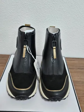 Zapatillas Carmela Negras y Doradas