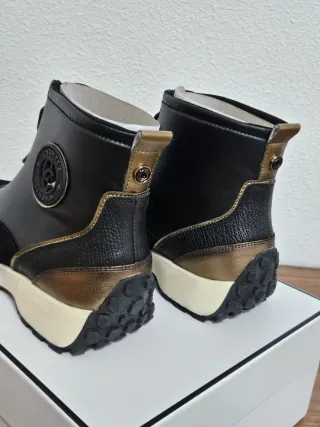 Zapatillas Carmela Negras y Doradas