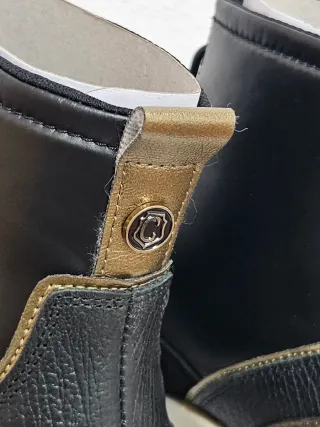 Zapatillas Carmela Negras y Doradas