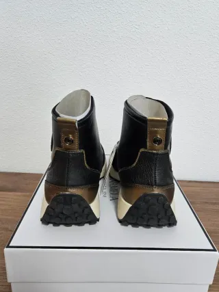 Zapatillas Carmela Negras y Doradas