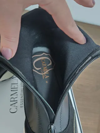 Zapatillas Carmela Negras y Doradas