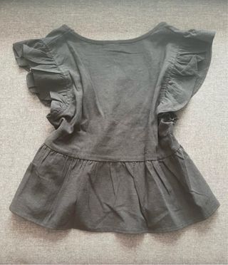 Blusa negra con volantes