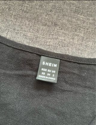 Blusa negra con volantes