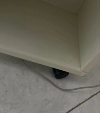 Mobiletto bianco con cassetti e vani a giorno