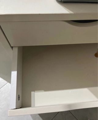 Mobiletto bianco con cassetti e vani a giorno