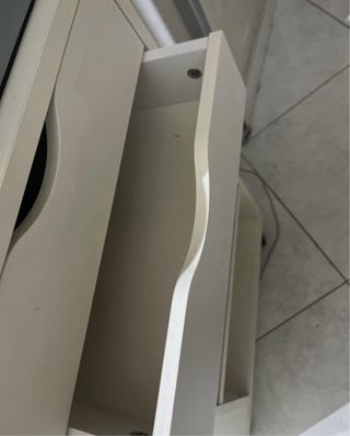 Mobiletto bianco con cassetti e vani a giorno