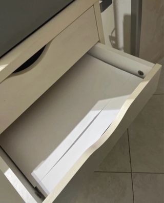 Mobiletto bianco con cassetti e vani a giorno