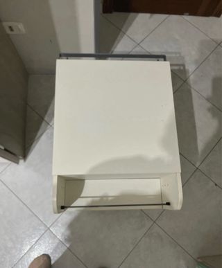 Mobiletto bianco con cassetti e vani a giorno