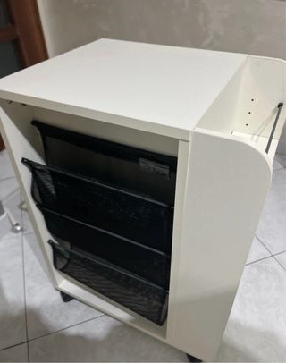Mobiletto bianco con cassetti e vani a giorno