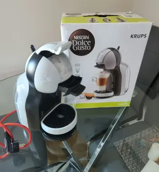 Cafetera Nescafé Dolce Gusto Krups (en su caja)